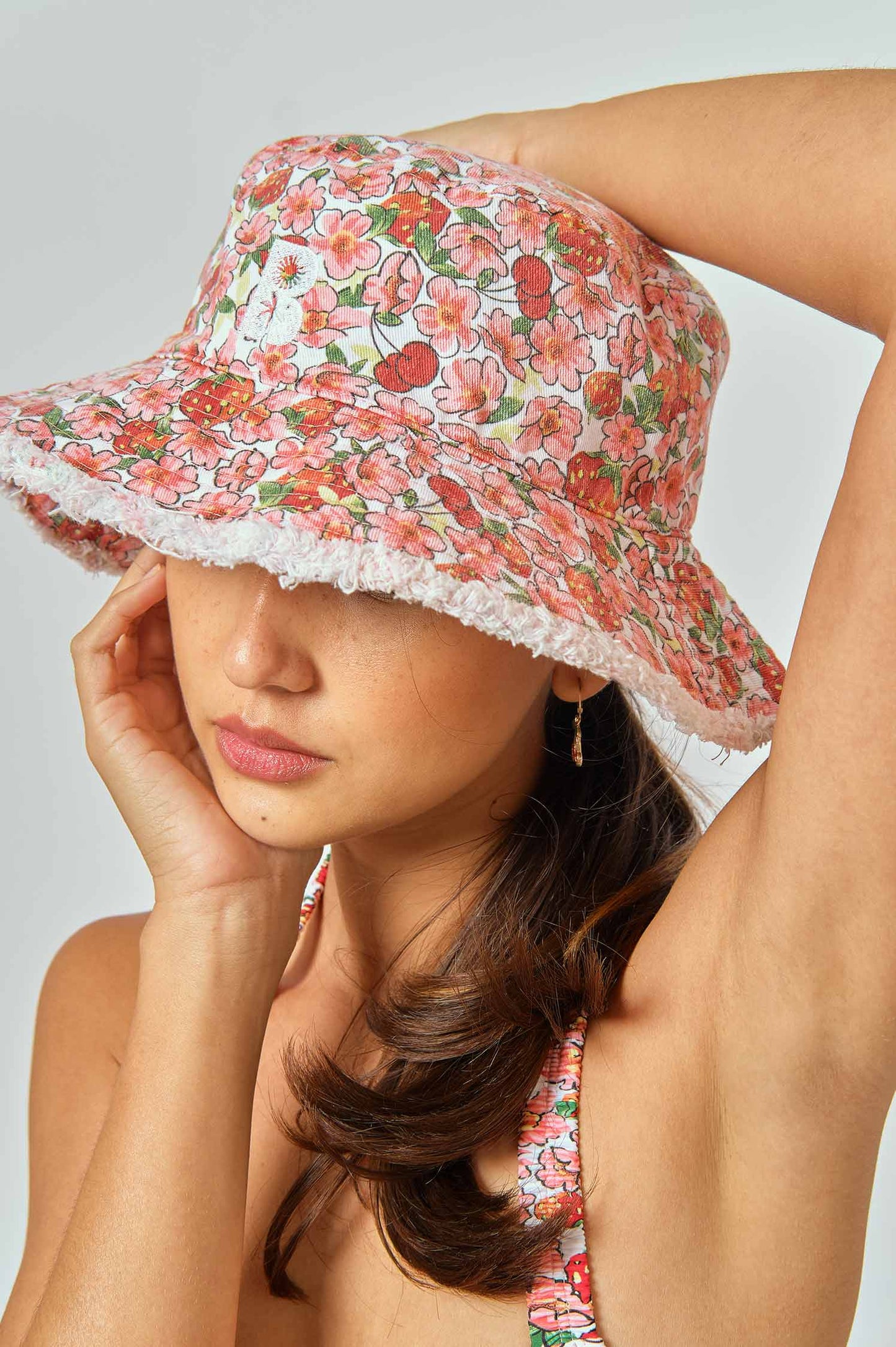 Frayed Bucket Hat / Berry Cherry